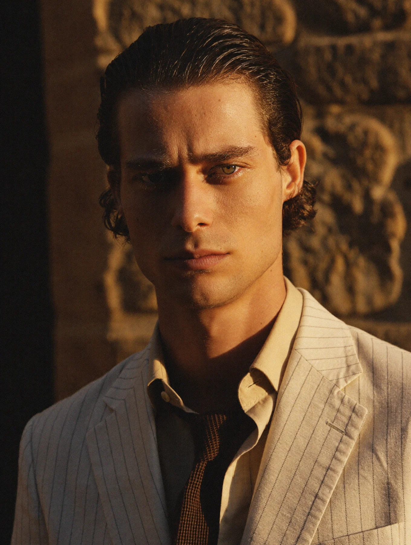 Ritratto maschile in abito sartoriale al tramonto